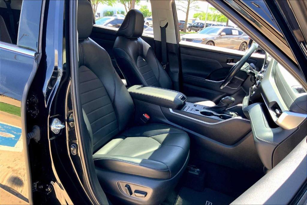 used 2022 Toyota Highlander car, priced at $35,716
