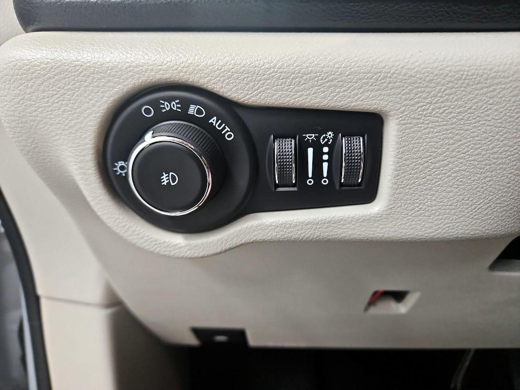 used 2023 Chrysler Pacifica car, priced at $25,998