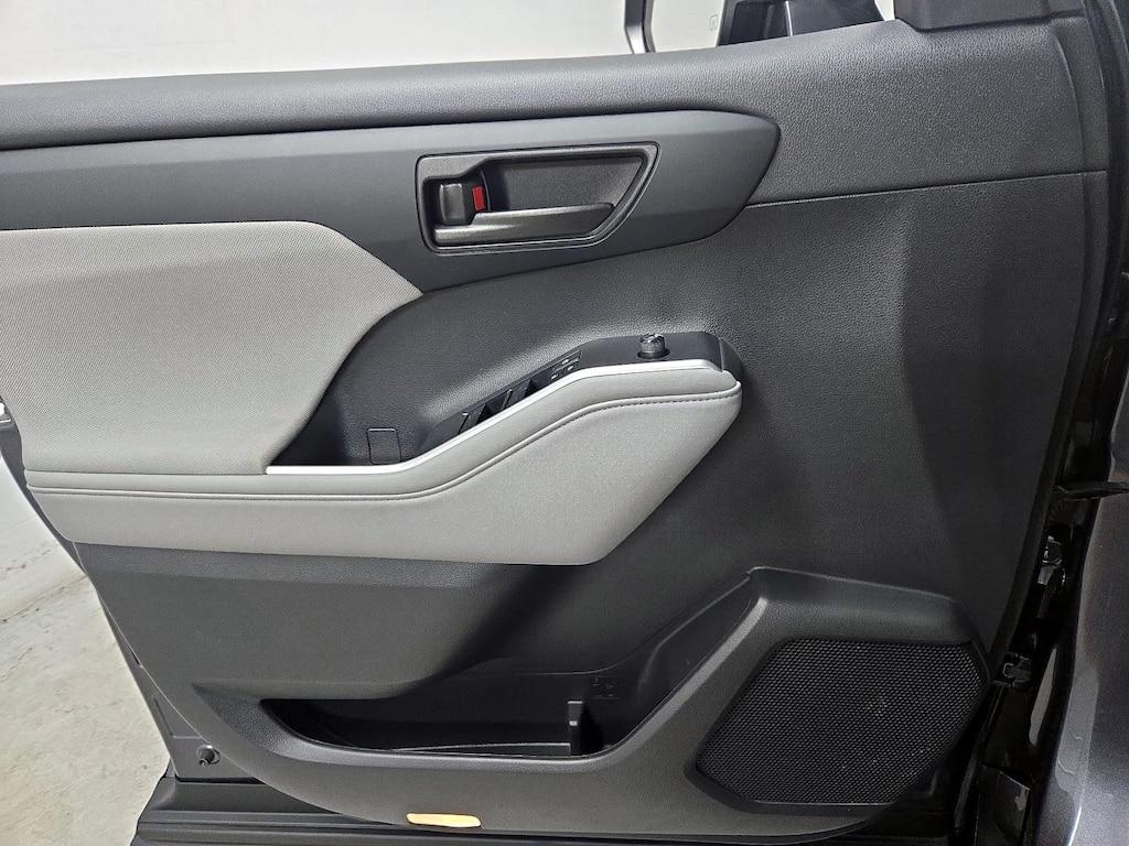 used 2022 Toyota Highlander car, priced at $35,998