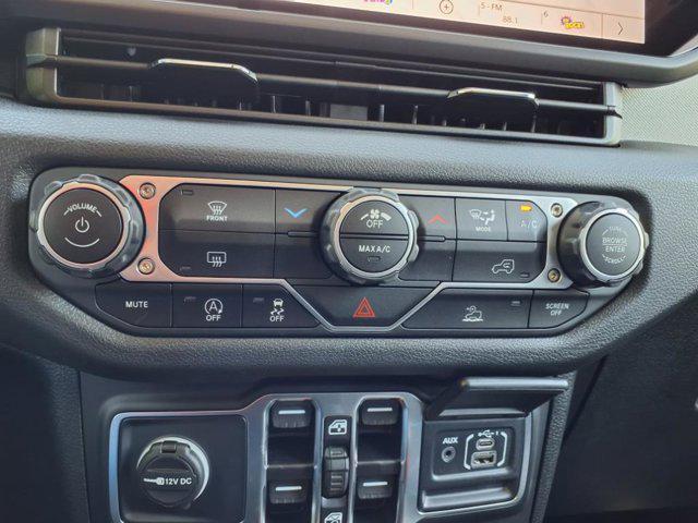 new 2025 Jeep Gladiator car, priced at $43,932