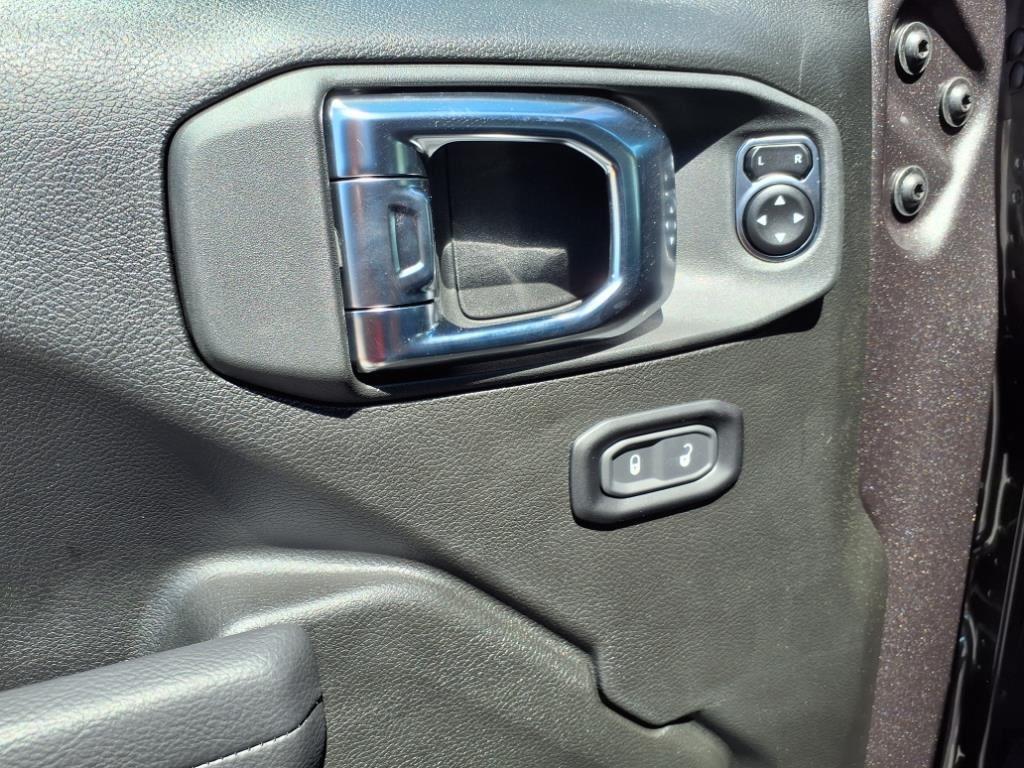 new 2025 Jeep Wrangler car, priced at $42,071