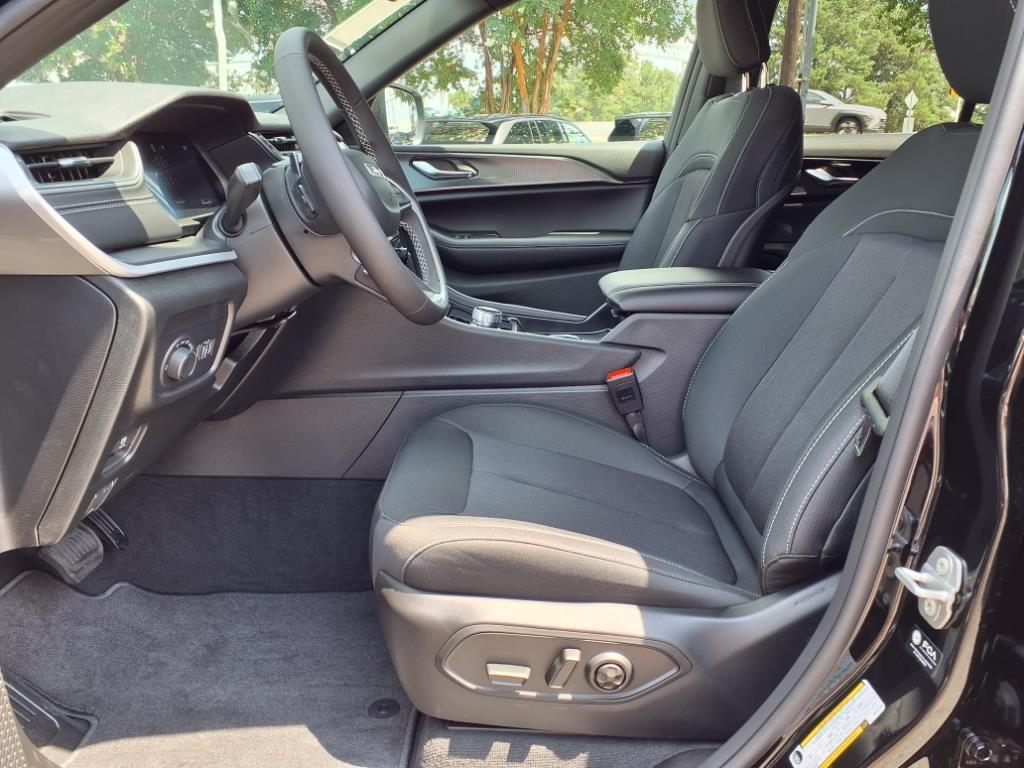 new 2025 Jeep Grand Cherokee car, priced at $39,227