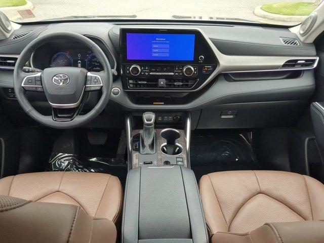 used 2025 Toyota Highlander car