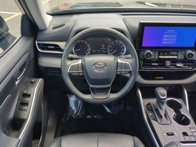 used 2023 Toyota Highlander car