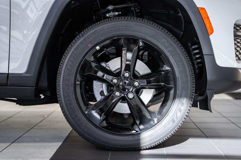 new 2025 Jeep Grand Cherokee car, priced at $40,774