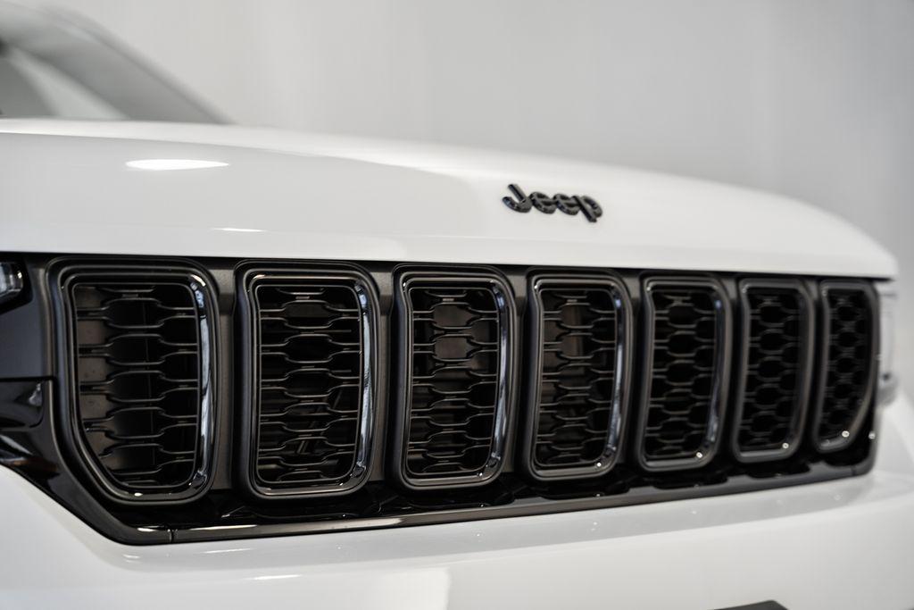 new 2025 Jeep Grand Cherokee car, priced at $40,774