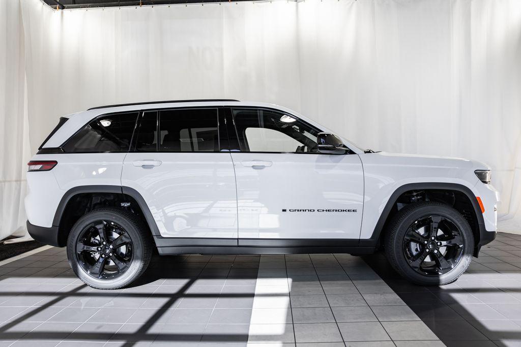 new 2025 Jeep Grand Cherokee car, priced at $40,774