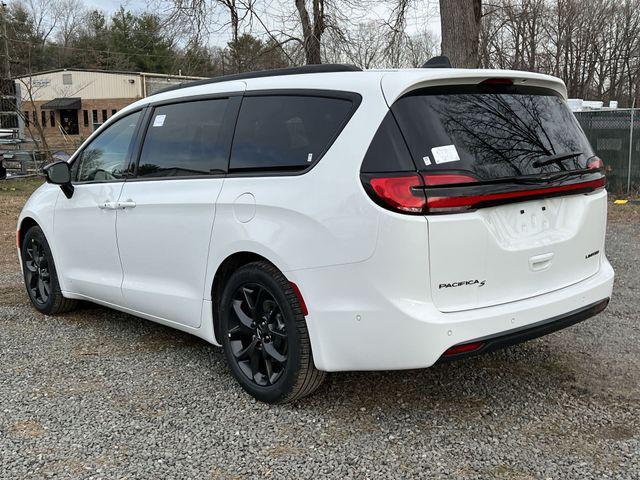 new 2024 Chrysler Pacifica car, priced at $50,941