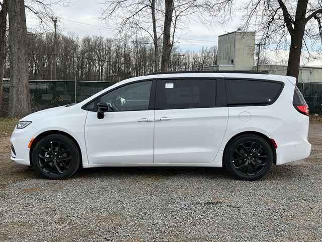 new 2024 Chrysler Pacifica car, priced at $50,941