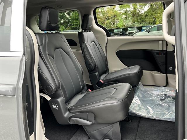 new 2024 Chrysler Pacifica car, priced at $38,085