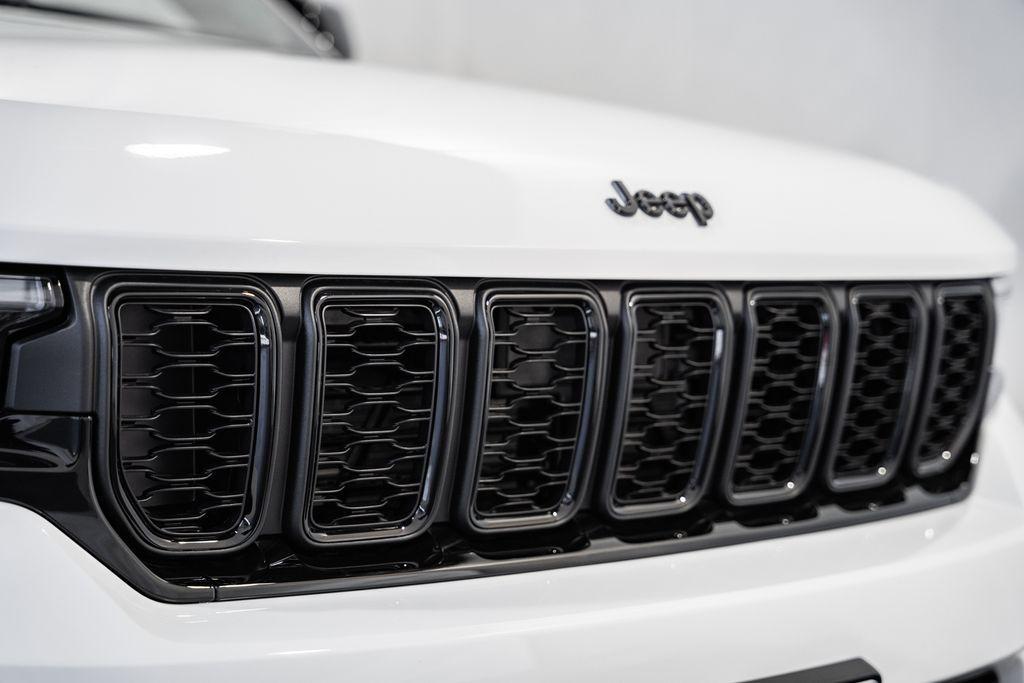 new 2025 Jeep Grand Cherokee car, priced at $41,024