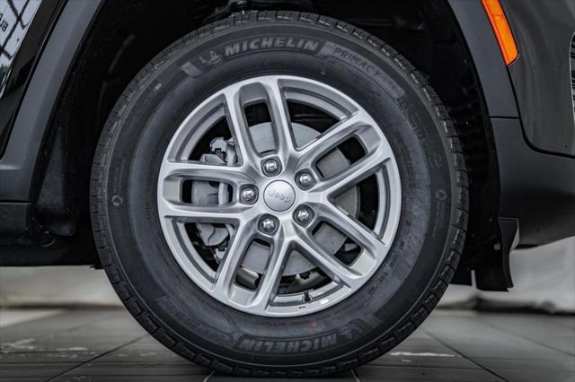 new 2025 Jeep Grand Cherokee car, priced at $38,695