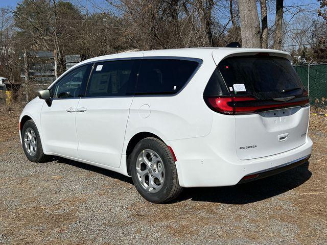 new 2024 Chrysler Pacifica car, priced at $49,325