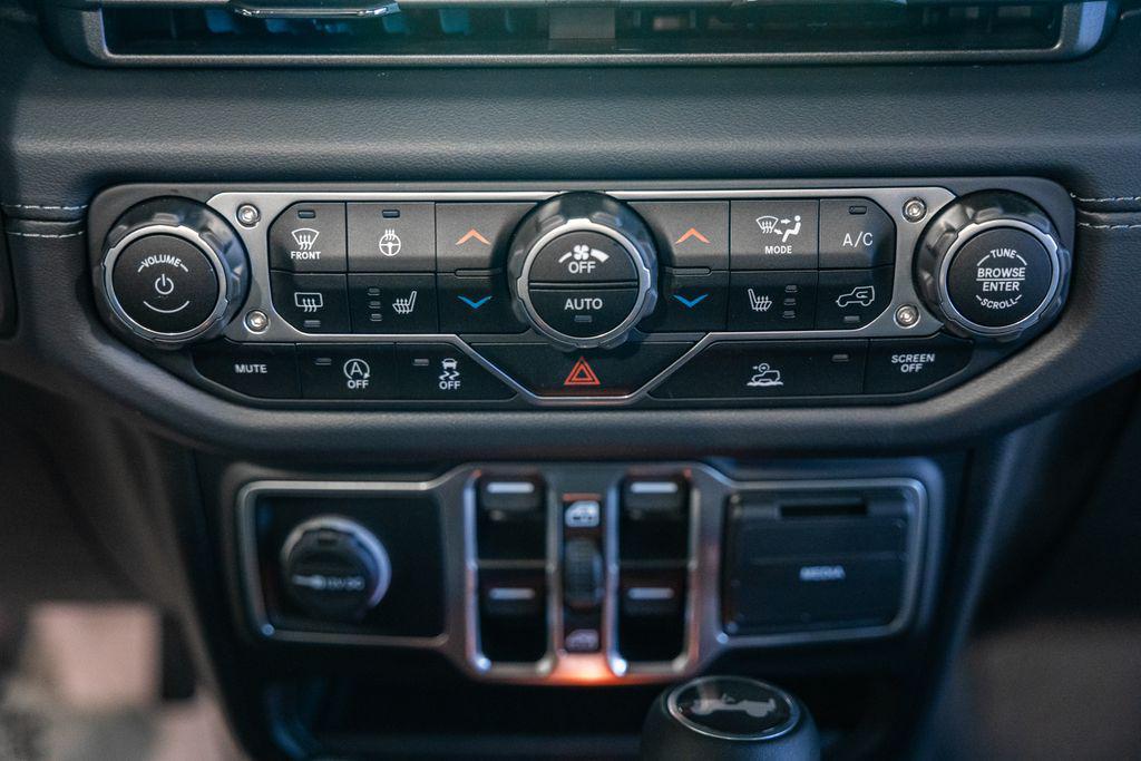 new 2025 Jeep Wrangler car, priced at $48,075
