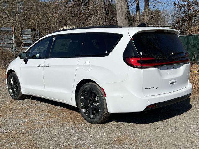 new 2024 Chrysler Pacifica car, priced at $40,108