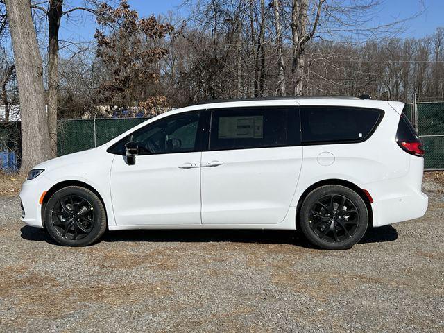 new 2024 Chrysler Pacifica car, priced at $40,108