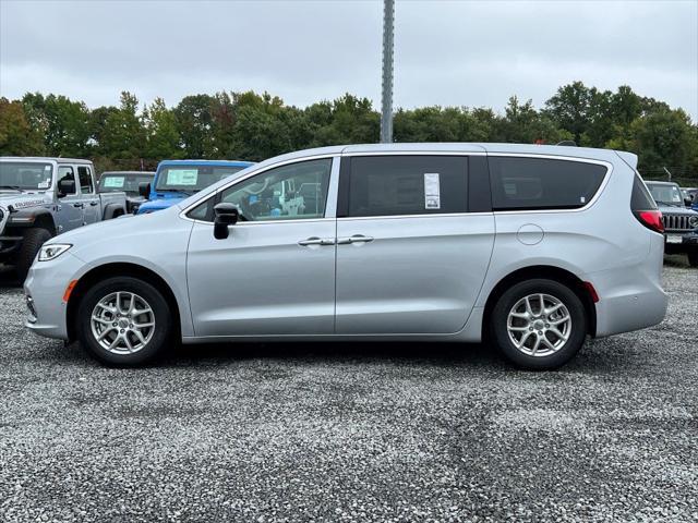 new 2024 Chrysler Pacifica car, priced at $40,102