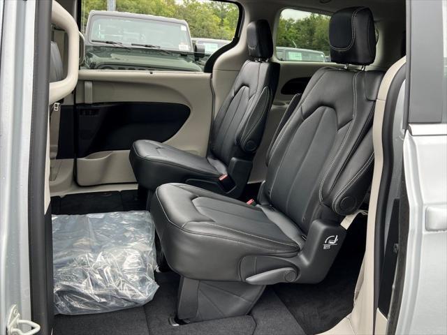 new 2024 Chrysler Pacifica car, priced at $40,102