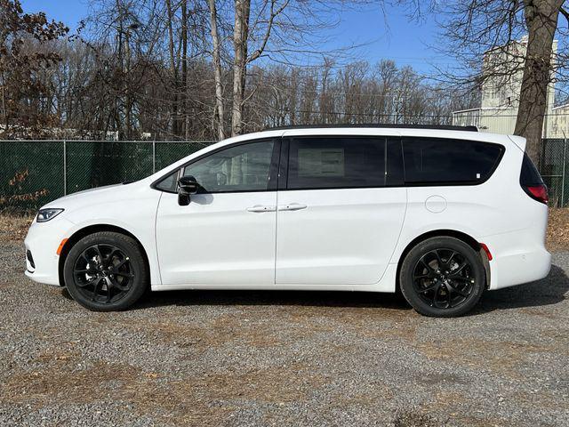 new 2024 Chrysler Pacifica car, priced at $41,358