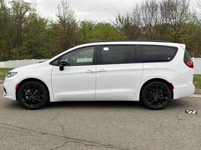 new 2024 Chrysler Pacifica car, priced at $49,191