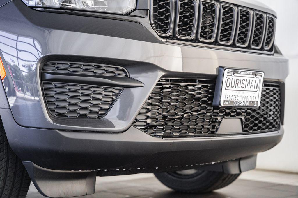 new 2025 Jeep Grand Cherokee car, priced at $41,706