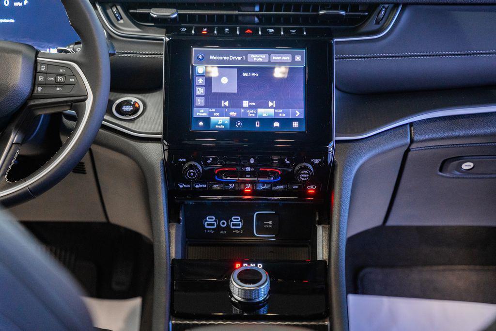 new 2025 Jeep Grand Cherokee car, priced at $41,706