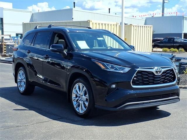 used 2023 Toyota Highlander car, priced at $42,995