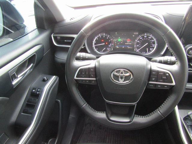 used 2022 Toyota Highlander car, priced at $37,901