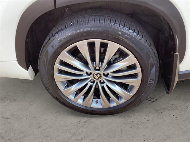 used 2020 Toyota Highlander Hybrid car, priced at $29,993