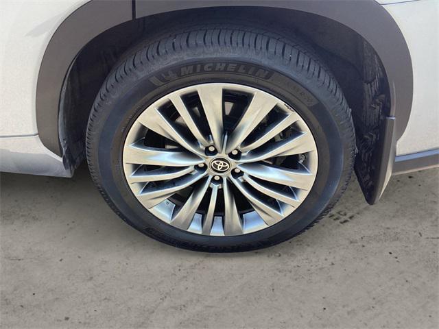 used 2021 Toyota Highlander car, priced at $41,901