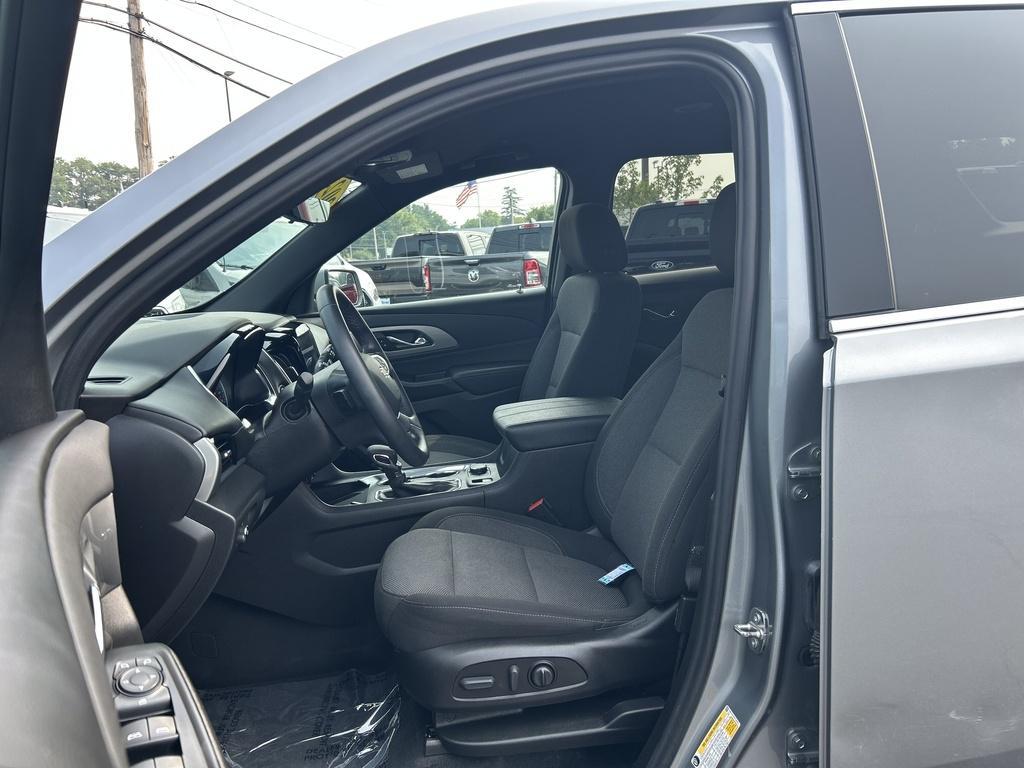 used 2023 Chevrolet Traverse car, priced at $32,990