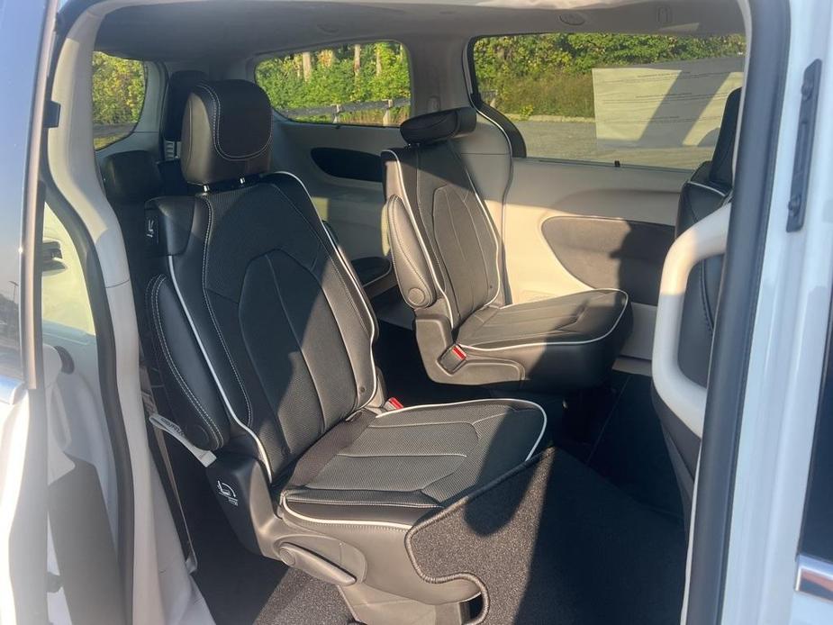 new 2024 Chrysler Pacifica car, priced at $43,425