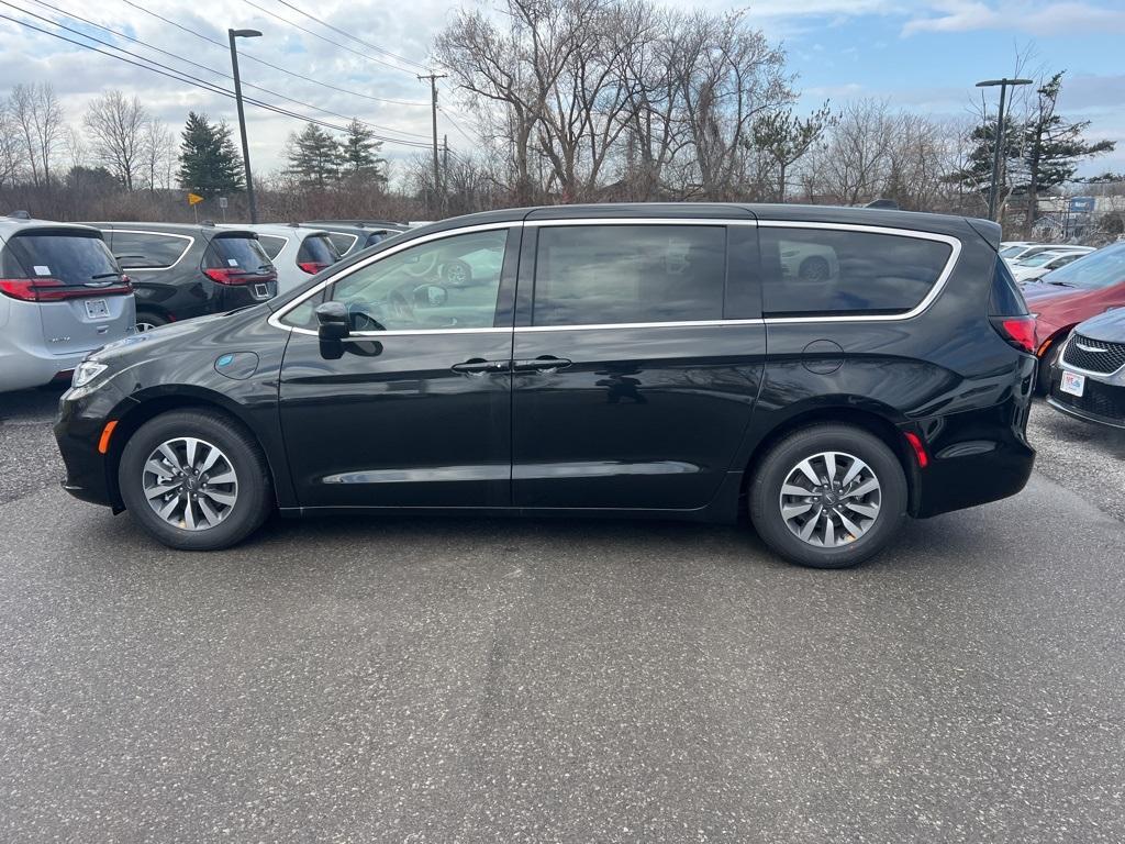 new 2023 Chrysler Pacifica Hybrid car, priced at $34,654