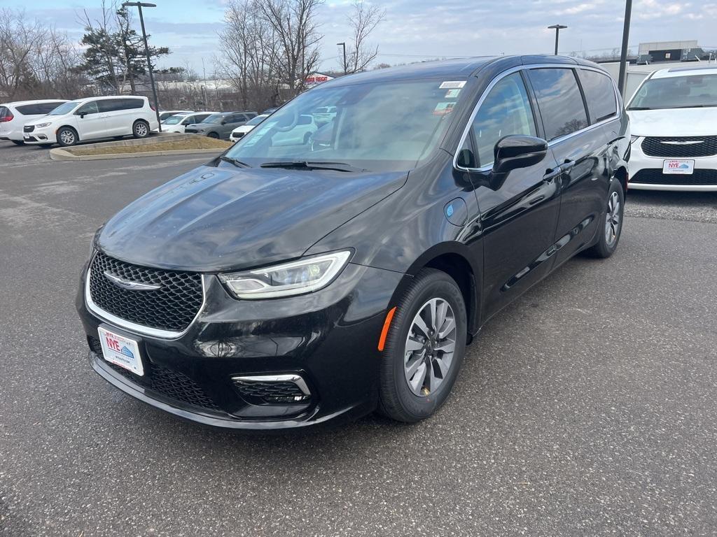 new 2023 Chrysler Pacifica Hybrid car, priced at $34,654