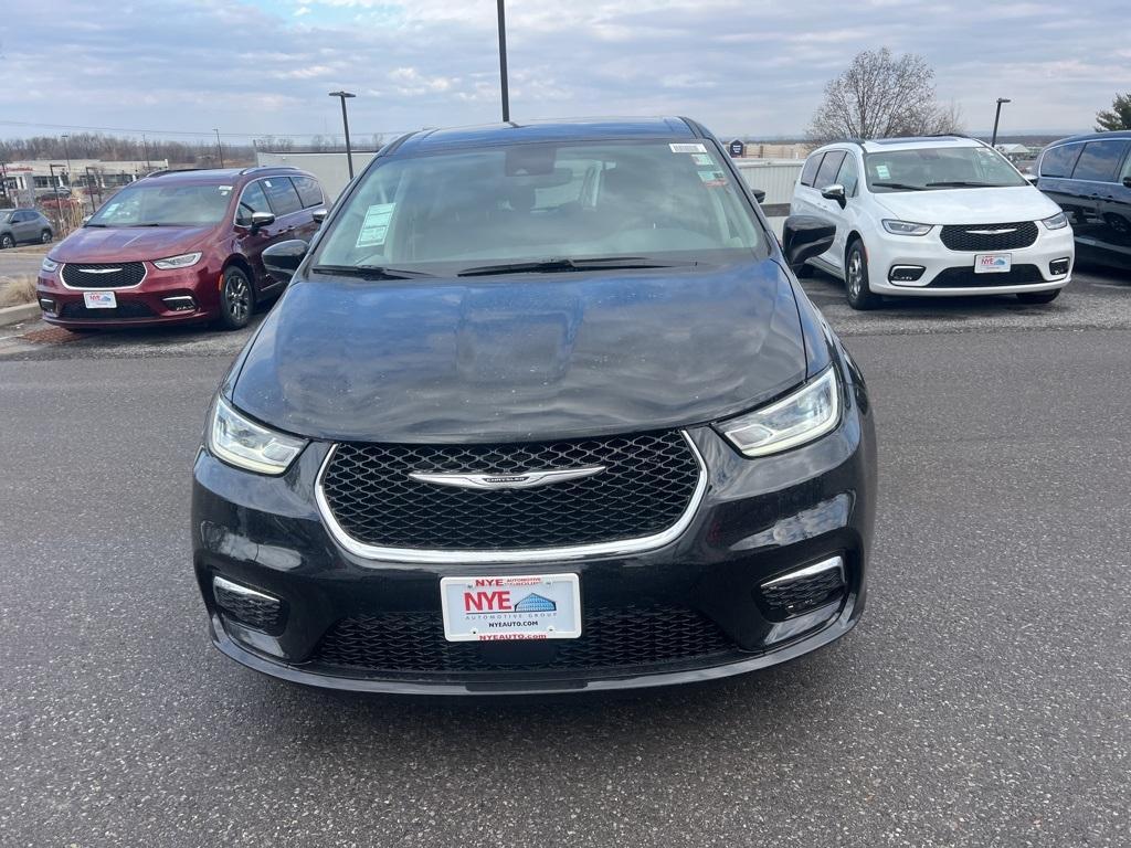 new 2023 Chrysler Pacifica Hybrid car, priced at $34,654