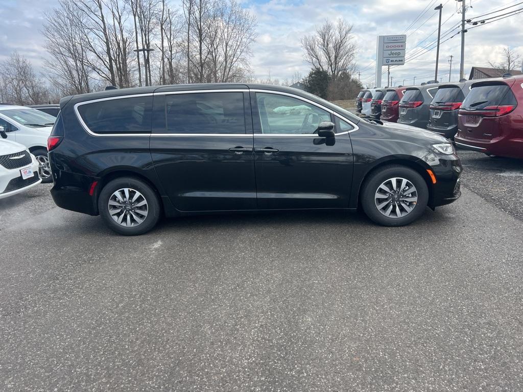 new 2023 Chrysler Pacifica Hybrid car, priced at $34,654