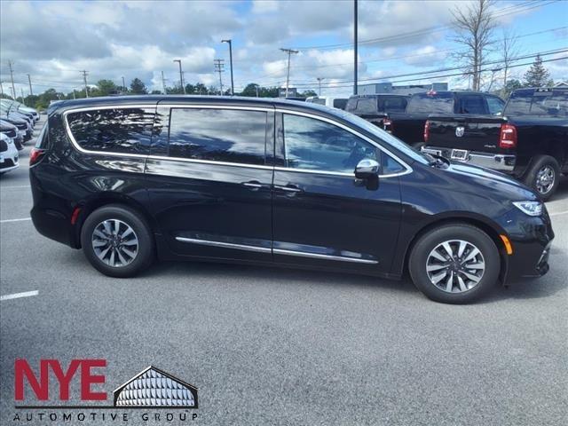 new 2023 Chrysler Pacifica Hybrid car, priced at $44,497