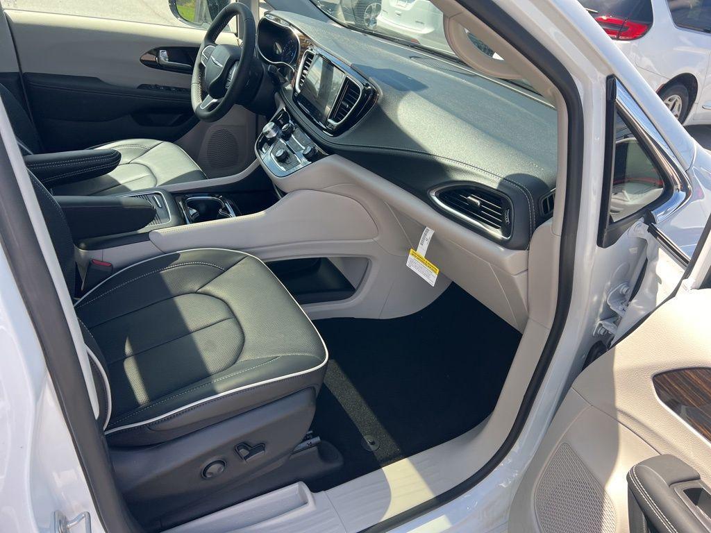 new 2024 Chrysler Pacifica car, priced at $44,250