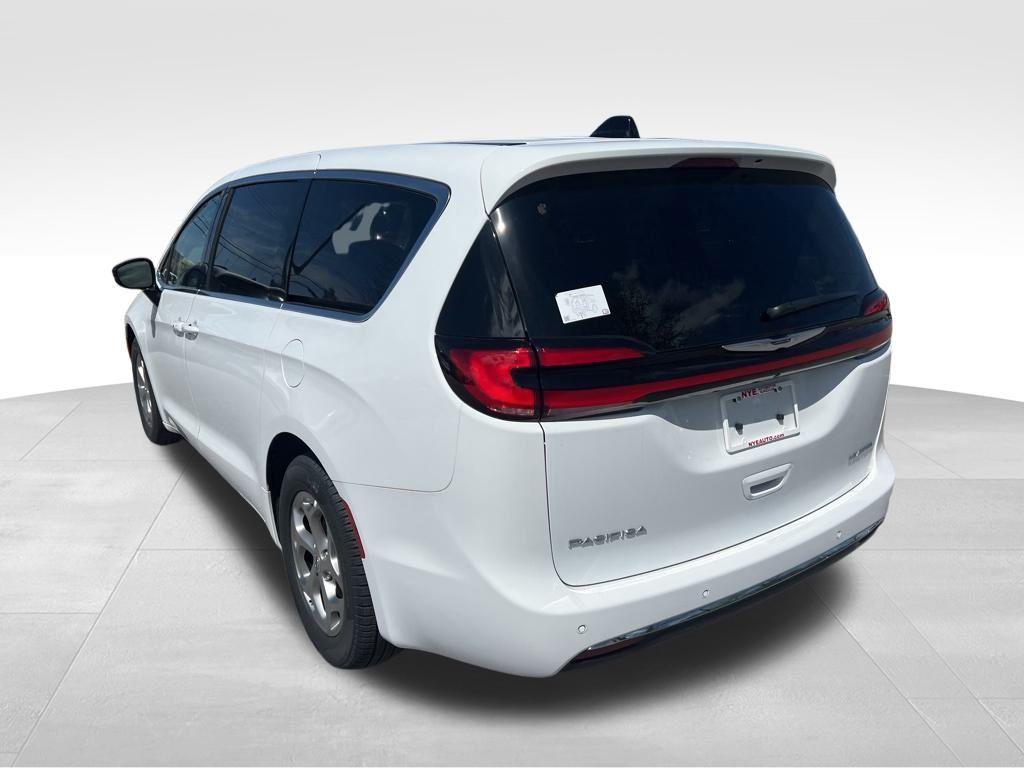 new 2024 Chrysler Pacifica car, priced at $44,250