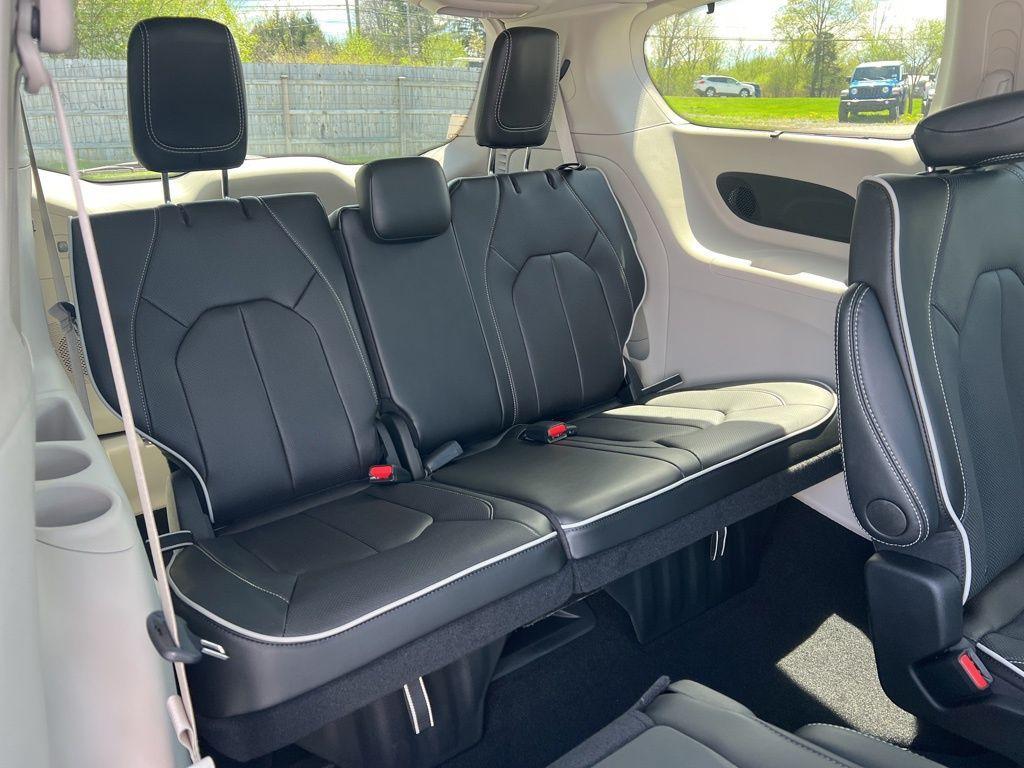 new 2024 Chrysler Pacifica car, priced at $44,250
