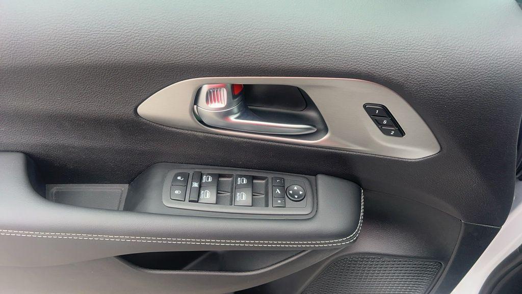 new 2024 Chrysler Pacifica car, priced at $48,402