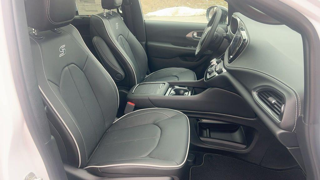 new 2024 Chrysler Pacifica car, priced at $48,402