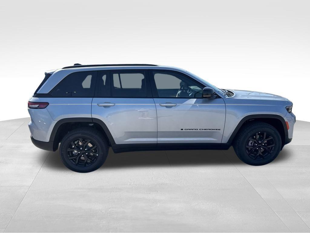 new 2025 Jeep Grand Cherokee car, priced at $43,582