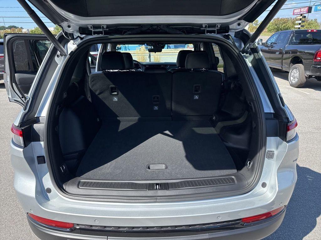 new 2025 Jeep Grand Cherokee car, priced at $43,582
