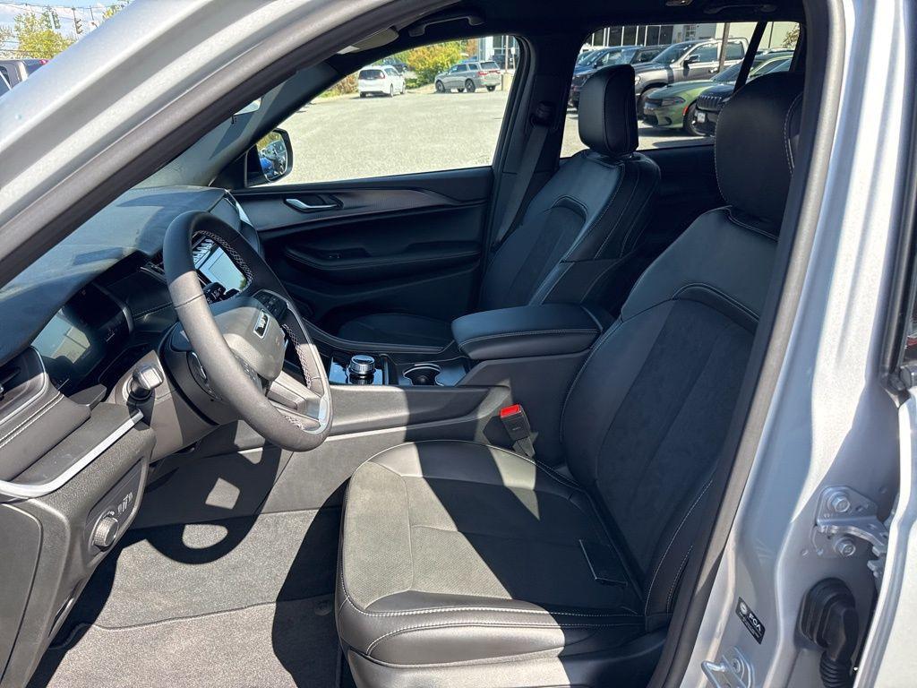 new 2025 Jeep Grand Cherokee car, priced at $43,582