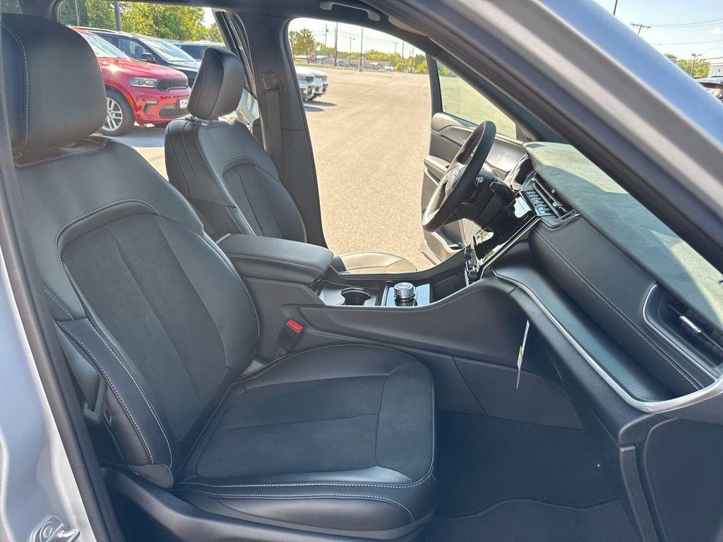 new 2025 Jeep Grand Cherokee car, priced at $43,582