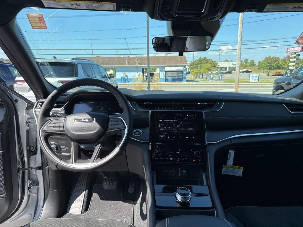 new 2025 Jeep Grand Cherokee car, priced at $43,582