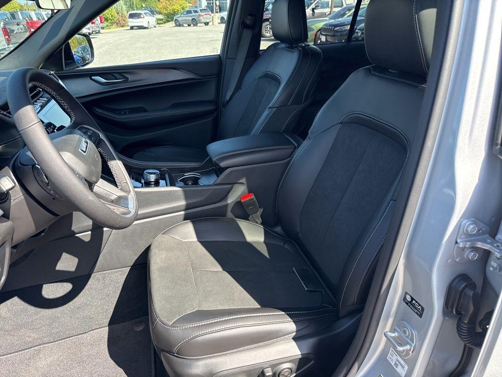 new 2025 Jeep Grand Cherokee car, priced at $43,582