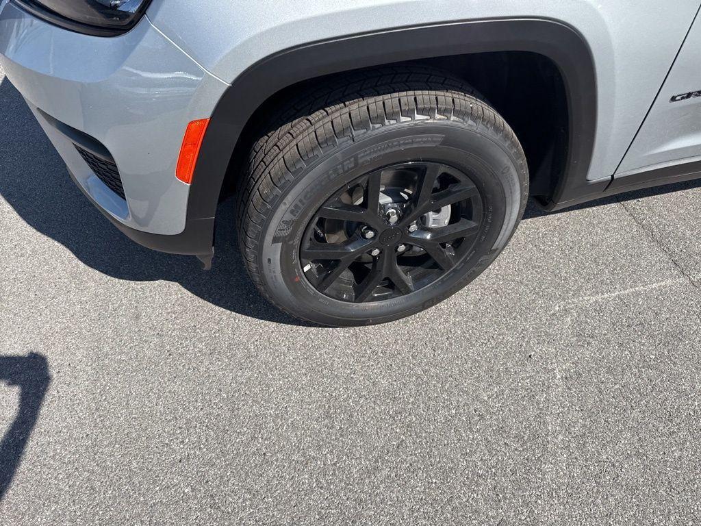 new 2025 Jeep Grand Cherokee car, priced at $43,582