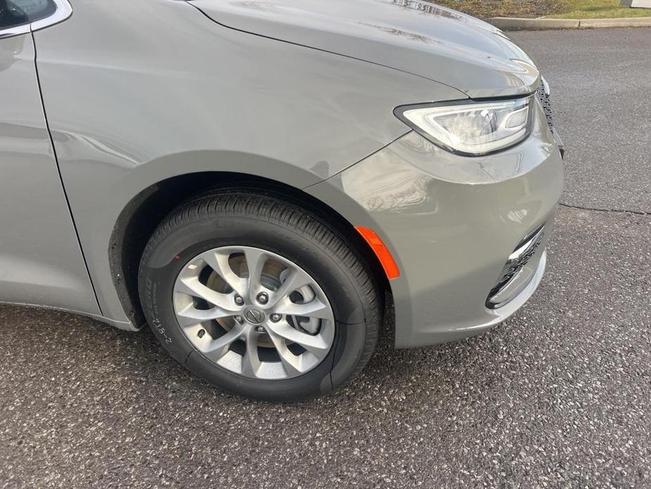 new 2025 Chrysler Pacifica car, priced at $44,635